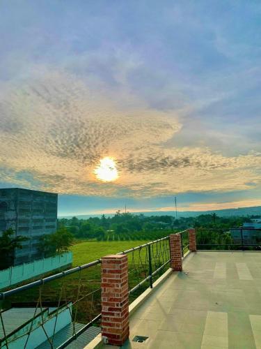 - une vue sur le coucher du soleil depuis le balcon d'un bâtiment dans l'établissement Biệt thự - Cafe Path Way, 