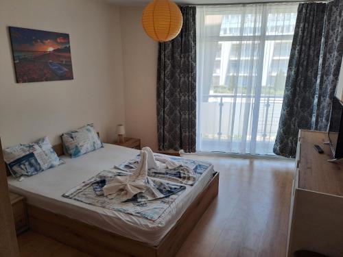 ソゾポルにあるApartments in Black Sea Star Complexの窓付きの部屋にベッド付きのベッドルーム1室があります。