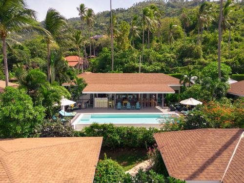- une vue aérienne sur une maison avec une piscine dans l'établissement ORCHID LODGE SAMUI - Bed & Breakfast, à Lamai