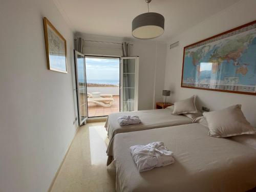 2 Betten in einem Zimmer mit Meerblick in der Unterkunft Venus Malaga Apartamento de Lujo in Rincón de la Victoria