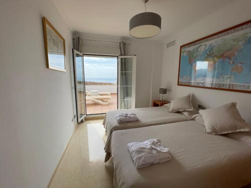 Un pat sau paturi într-o cameră la Venus Luxury Apartment