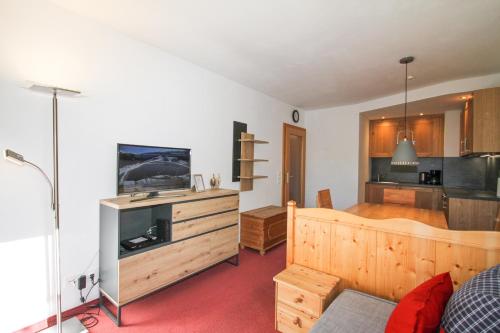 a living room with a bed and a kitchen at Ferienwohnung Königsleiten 77 - Top 34 in Königsleiten
