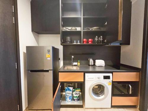 a small kitchen with a washing machine and a washer at Edge Central Pattaya BJ 88 in Pattaya Central