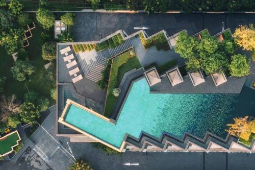 an overhead view of a swimming pool in a park at Edge Central Pattaya BJ 88 in Pattaya Central