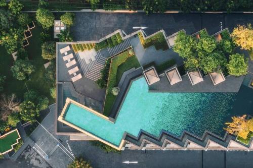 an overhead view of a swimming pool in a park at Edge Central Pattaya BJ 88 in Pattaya