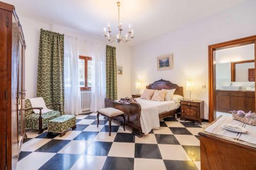 Un dormitorio con una cama y un suelo de cuadros. en Sa Tanca Llarga Selva, en Selva