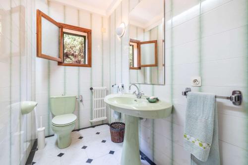 uma casa de banho com um lavatório e um WC em Sa Tanca Llarga Selva em Selva