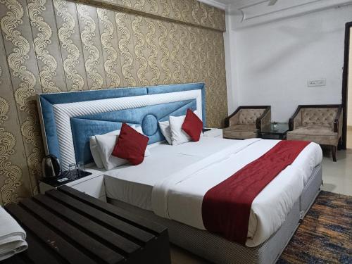 Postel nebo postele na pokoji v ubytování Surya Palace Noida