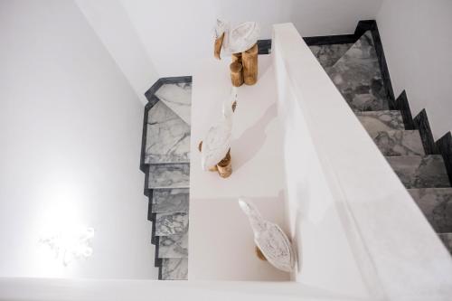 Un escalier blanc avec des ours en peluche dans l'établissement Althea, à Viareggio
