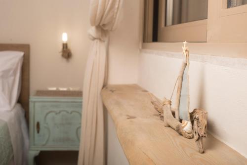 a wooden shelf with a candle on a wall at Wood&Stone Guesthouse in Almirón