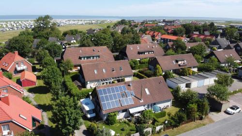 a house with a solar panel on its roof at Nr 28 - Ferienwohnung Am Yachthafen in Harlesiel