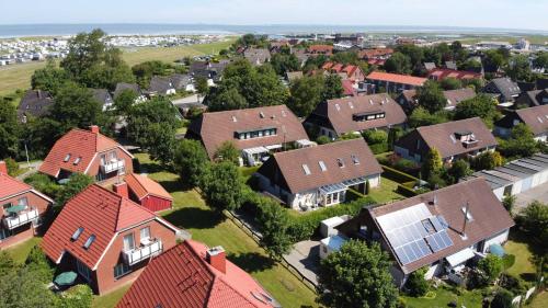 a house with solar panels on its roofs at Nr 28 - Ferienwohnung Am Yachthafen in Harlesiel