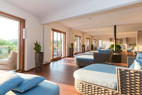 un soggiorno con due letti e un divano di Hotel & Spa Der Steirerhof a Bad Waltersdorf
