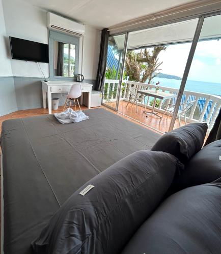 sala de estar con sofá y vistas al océano en Sunset Seaview Patong en Patong Beach