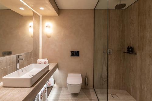 ein Bad mit einem WC, einem Waschbecken und einer Dusche in der Unterkunft Kerkyra Blue Hotel & Spa by Louis Hotels in Korfu-Stadt