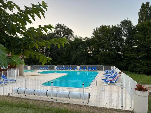 Bazén v ubytování Le Lac Bleu huis 18 nebo v jeho okolí