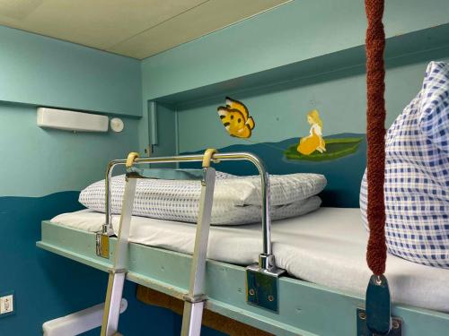 a room with two bunk beds with a painting on the wall at zz_Lokschuppen Pasewalk-Erlebnisübernachtung im Schlafwagen in Pasewalk