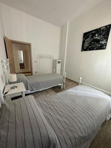 Habitación blanca con cama y mesa en Casa Giuliana, en Montesilvano