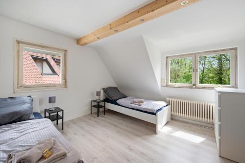 een slaapkamer met een bed en 2 ramen bij home2stay worker Apartment Nürtingen bis zu 200 Betten in Nürtingen