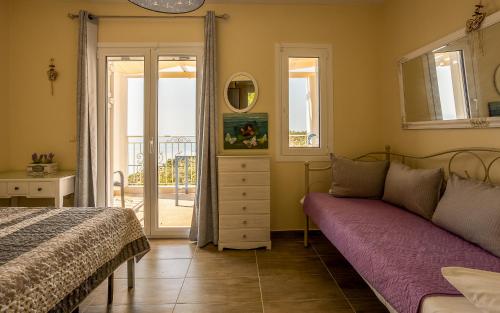 sypialnia z łóżkiem, komodą i oknem w obiekcie Sun And Stone w mieście Athanion
