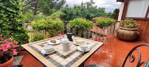 - une table avec une assiette de nourriture sur la terrasse dans l'établissement Casa Vacanza in Casentino, à Bibbiena