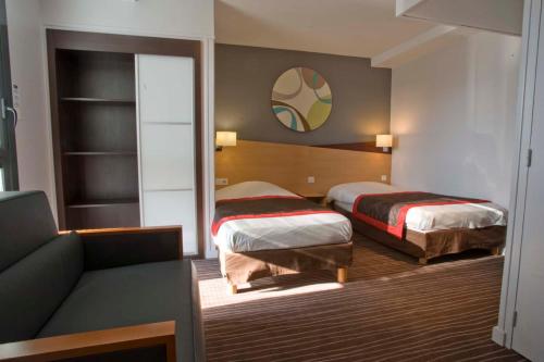 Postel nebo postele na pokoji v ubytování Kyriad Hotel Dijon Gare