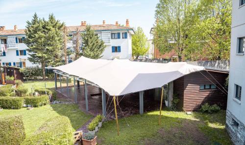 an overhead view of a tent in a yard at Hotel Rio Bidasoa in Hondarribia