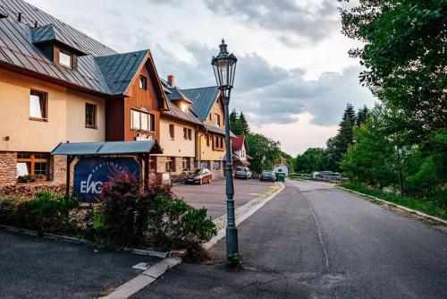 una luz de la calle a un lado de una carretera en Apartmány Engadin en Boží Dar