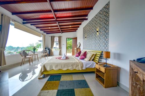 - une chambre avec un grand lit et un plafond en bois dans l'établissement The Castle by Don Louis, à Kandy