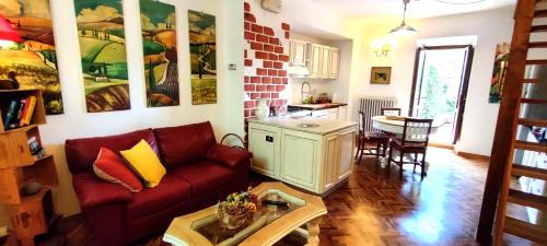 - un salon avec un canapé et une table dans l'établissement Casa Vacanza in Casentino, à Bibbiena