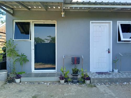 Bangunan di mana terletaknya rumah tamu ini