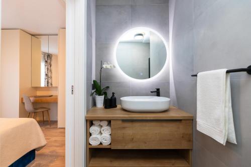 La salle de bains est pourvue d'un lavabo et d'un miroir. dans l'établissement Deluxe apartment BRAČOLET private pool, à Supetar