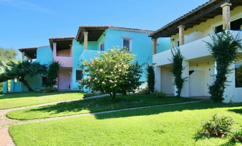 una casa con un cortile davanti di ISA-Residence with swimming-pool in Porto Rotondo at only 500 m from the beach a Porto Rotondo