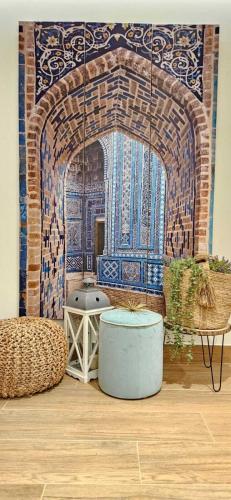 uma casa de banho com um lavatório e uma parede de tijolos em Dorinda Rooms em Alicante