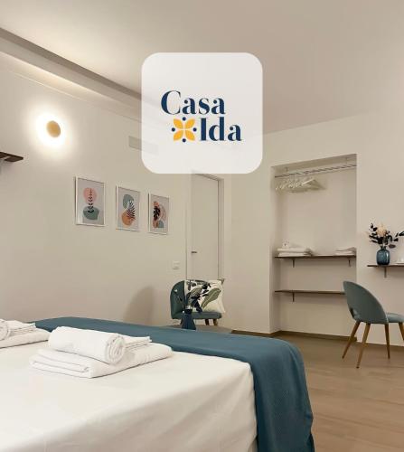 - une chambre avec un lit et un panneau casa iglia au-dessus dans l'établissement Amalfi Coast Casa Ida, à Vietri