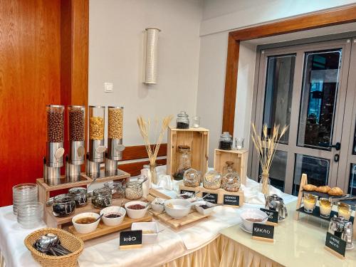 ウストカにあるPomorze Health & Family Resortの多種多様食器