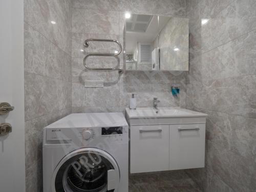 阿拉尼亞的住宿－Calypso Residence in Kestel Alanya E4，一间带洗衣机和水槽的浴室
