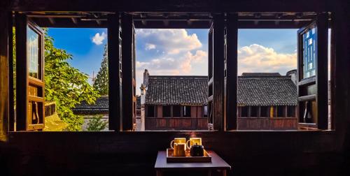 ein Fenster mit Blick auf eine asiatische Stadt in der Unterkunft Tingjian Guli Private Bath Design Homestay - Nanxun Ancient Town Baijianlou Scenic Area in Huzhou