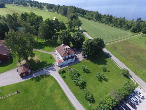 een luchtfoto van een huis in een veld bij Åsundsholm Golf & Country Club in Vegby