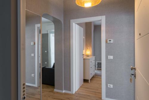 einen Flur mit Spiegel und ein Wohnzimmer in der Unterkunft Paola Maison NEW APARTMENT! in Pescara
