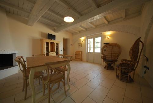 een keuken met een tafel en stoelen in een kamer bij Spoleto by the pool in Spoleto