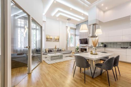 Luxurious & Spacious Downtown Residence in Liszt Ferenc Square