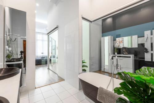 Bathroom sa Luxurious & Spacious Downtown Residence in Liszt Ferenc Square
