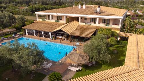 uma vista aérea de uma casa com piscina em iH Hotels Le Zagare Resort em Villasimius