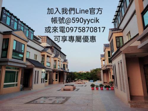 eine leere Straße mit Gebäuden in einer asiatischen Stadt in der Unterkunft 龍門莊園 in Jincheng