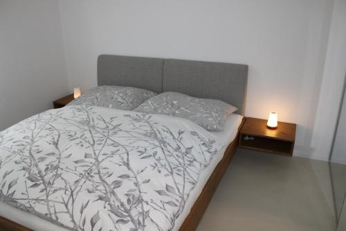 ein Bett in einem Schlafzimmer mit zwei Nachttischen in der Unterkunft Wohnung am Traunsee in Gmunden