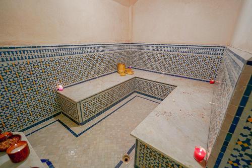 Palais Riad Reda & Spa في فاس: حمام مع أرضية من البلاط مع أحذية عليه