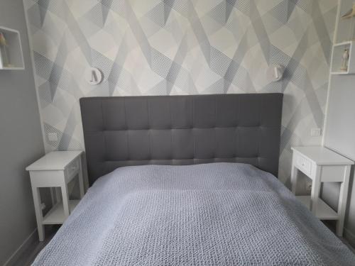 En eller flere senge i et værelse på Reflets, appartement à Carnac