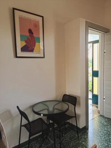 a dining room with a glass table and chairs at B&B La Ciammaruca in Pollutri