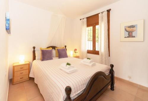 1 dormitorio con 1 cama con 2 toallas en Villa Sophia, en Tamariu